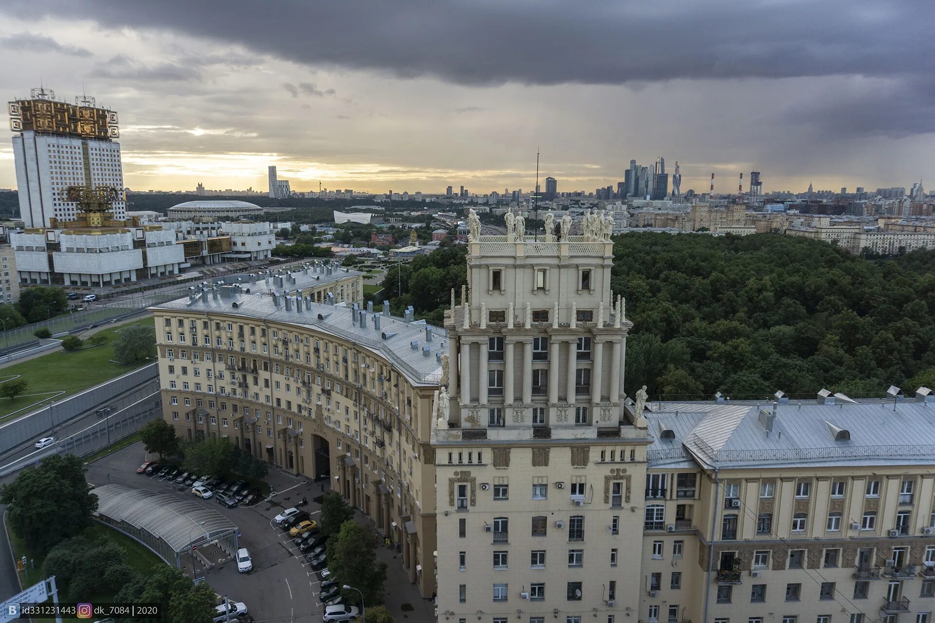 Сталинский Ампир. Крыши сталинского ампира. Юго западные ворота Москвы. Ворота Москвы площадь Гагарина.