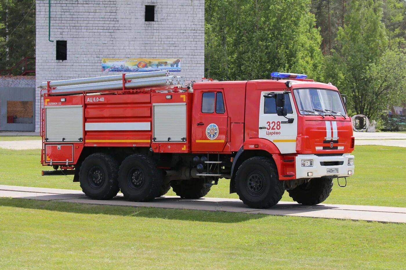 Пожарный автомобиль оборудованный