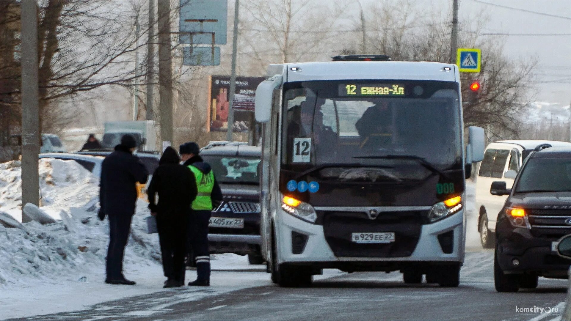 Автобус. Автобус маршрутка. Пассажирский автобус. Мужчина в автобусе.