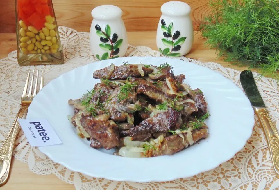 Приготовление вкусной печени говяжьей на сковороде. Говяжья печень праздничный стол. говяжья печень с картошкой. гарнир к жареной печени говяжьей. говяжье легкое жареное с луком.