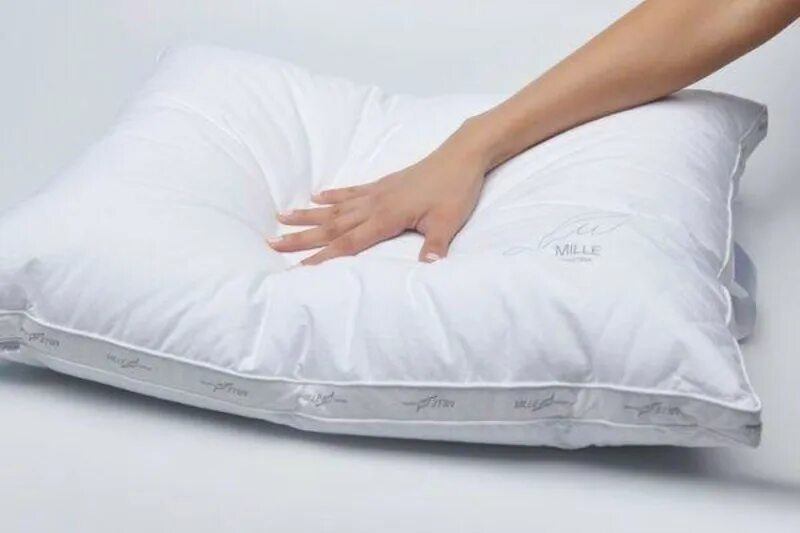 Какие подушки мягче. Жесткая подушка. Правильная подушка. Подушка средней жесткости. Жесткость подушки.