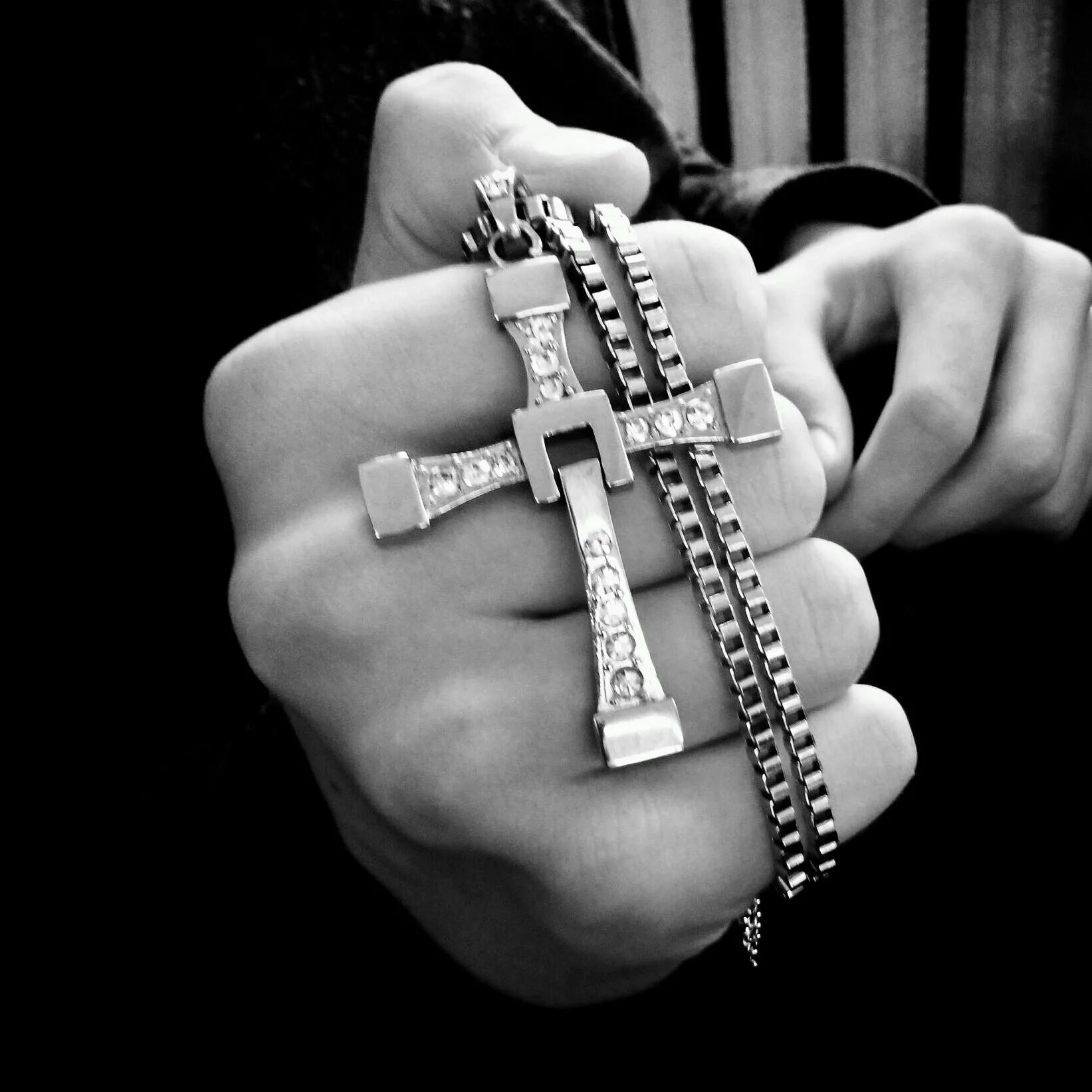 Крест на руке. Крестик в руке. Кулак с крестом. Красивый крест.