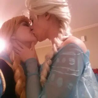 Elsa and anna kissing