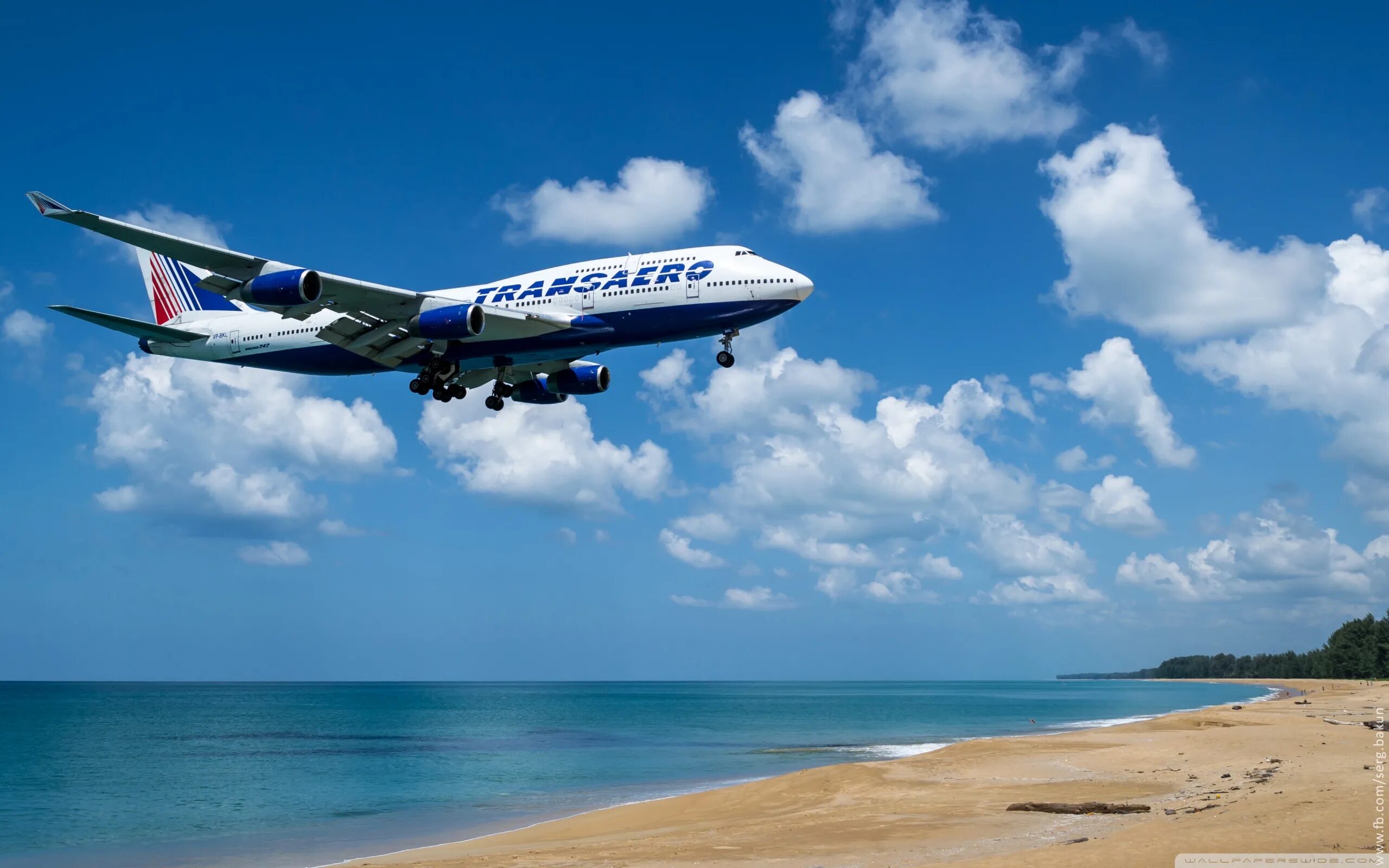 На самолете на море россия. Самолет. Самолет над морем. Самолет над пляжем. Самолет над океаном.