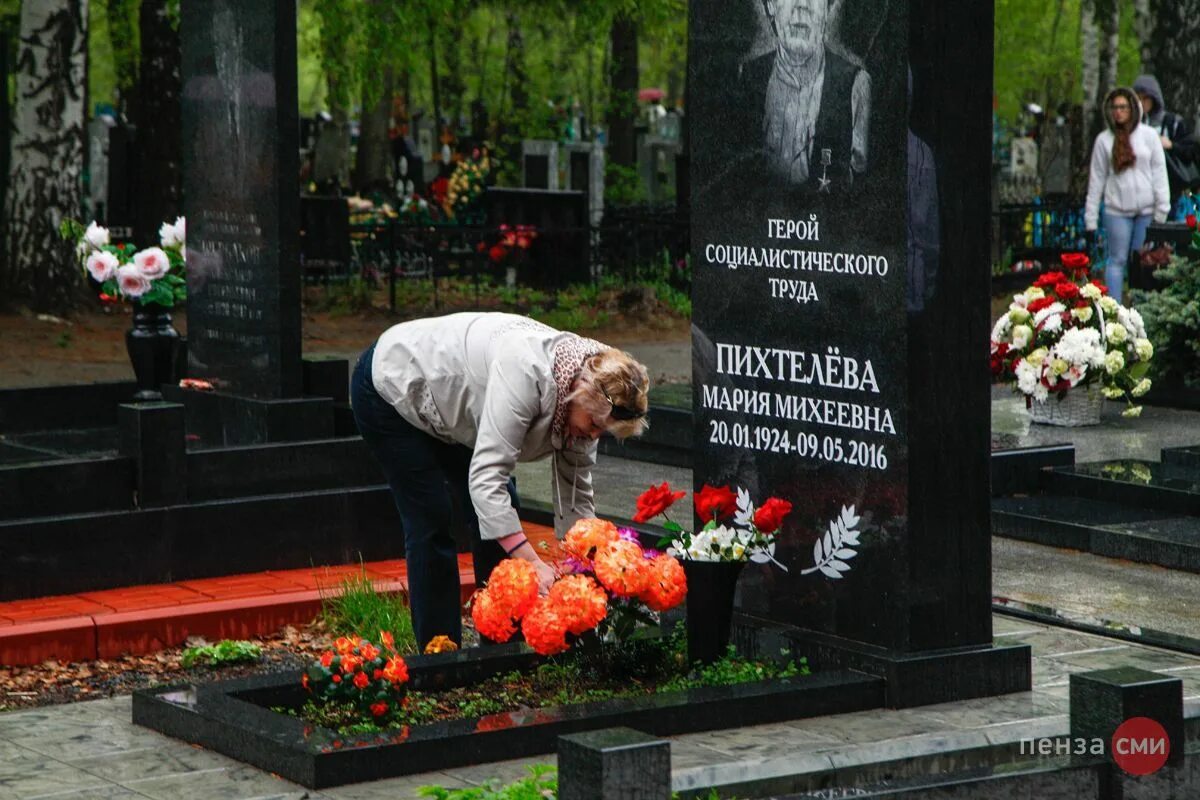 Радоница пенза 2025 год. Новозападное кладбище аллея славы. пенза кладбище новозападное фото.