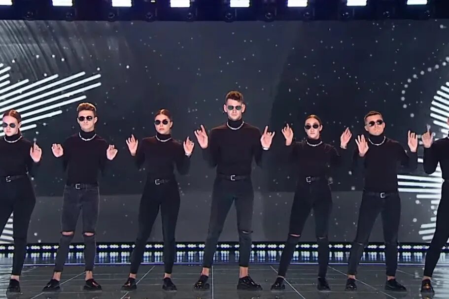 Дамьен шоу танцы. The weeknd на сцене. Тони роббинс на сцене. Танцы на тнт 2022 команды. Ds crew танцы 2022.