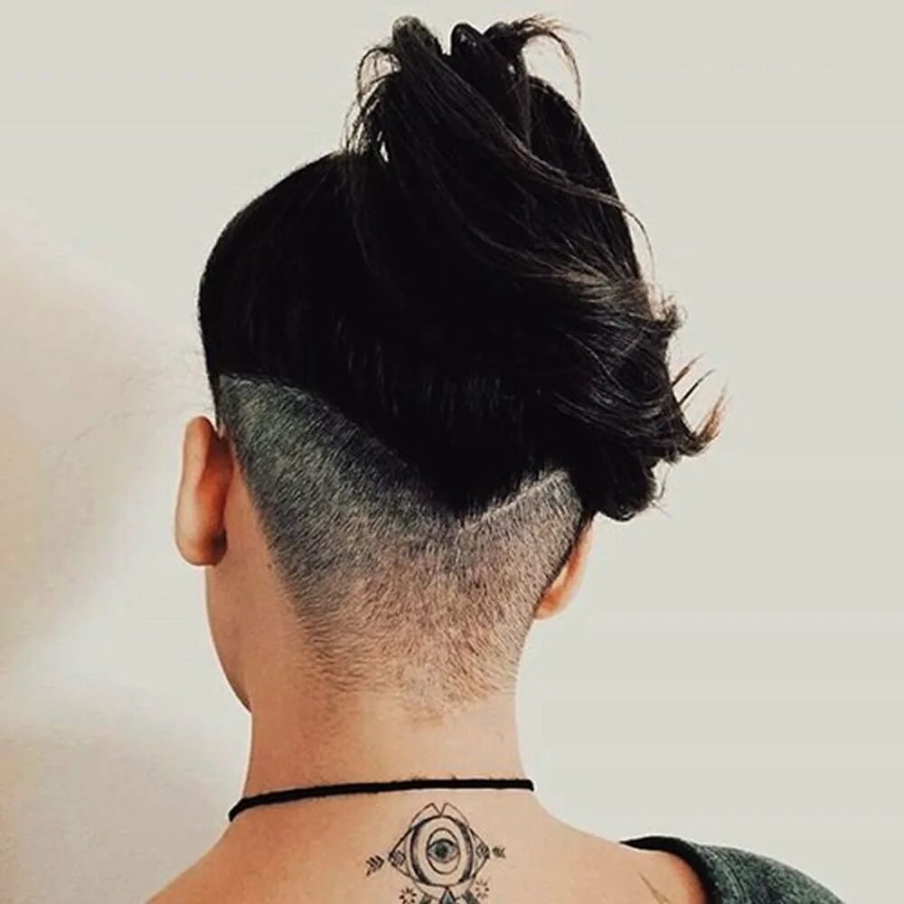 Undercut (андеркат) затылок. Стрижка андеркат затылок. Стрижка каре андеркат. Андеркат с выбритым затылком.