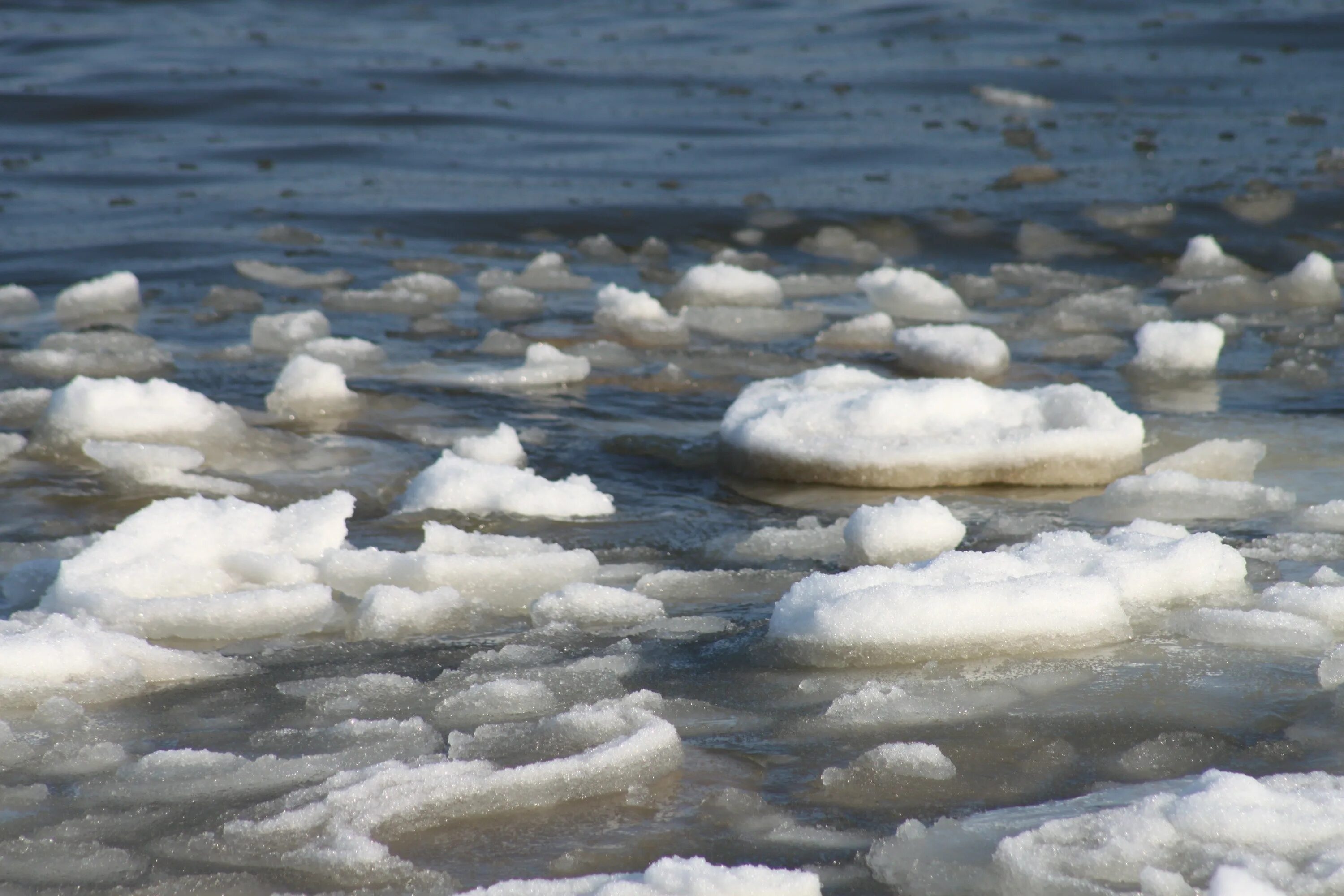Ледоход лед идет 2. Ледоход для детей. Ледоход природное явление. Ледоход на реке. Вода на льду на реке.