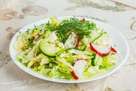 Салат с зеленой редькой и огурцом