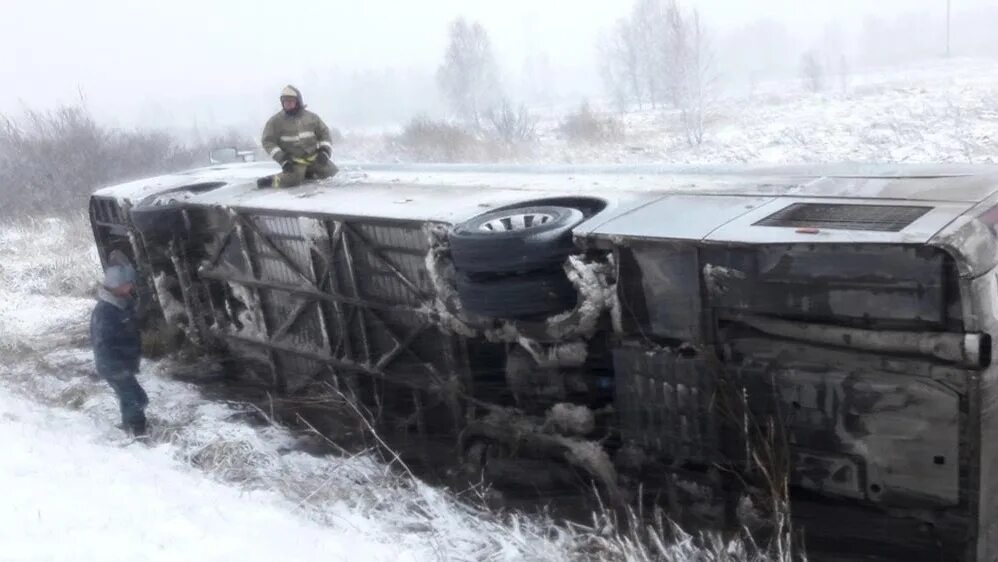 Опрокидывание в кювет. Опрокидывание автобуса. в саргатском районе перевернулся автобус.