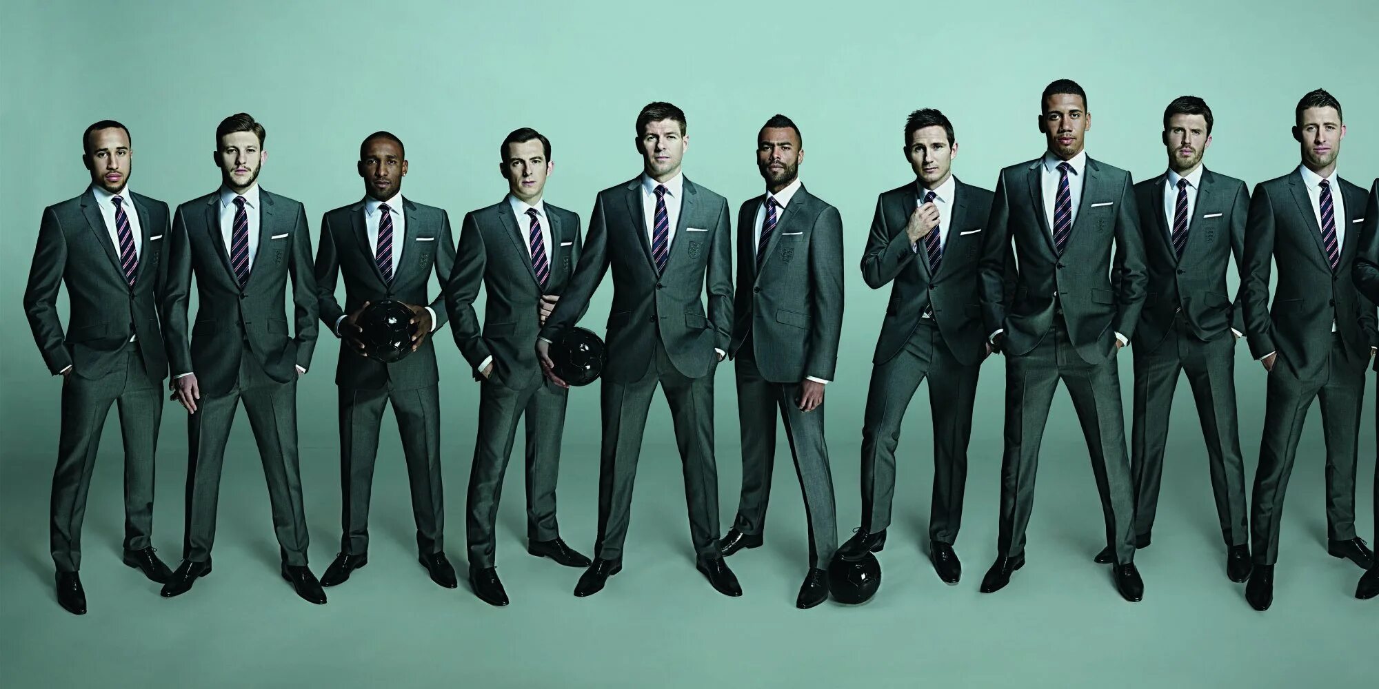 Многие мужчины. Несколько мужчин. Много мужчин в костюмах. Группа мужчин. Несколько мужчин в костюмах.