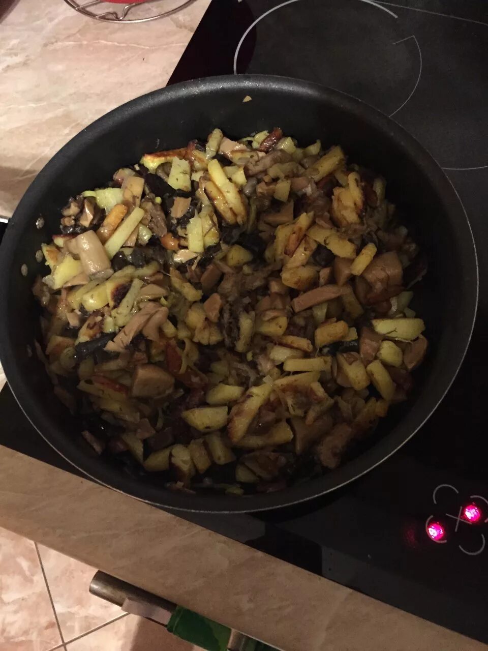 Рецепт жарехи. Жарёха из свинины с картошкой. Жарёха. Жареха с грибами. Жареха со свининой и картошкой.