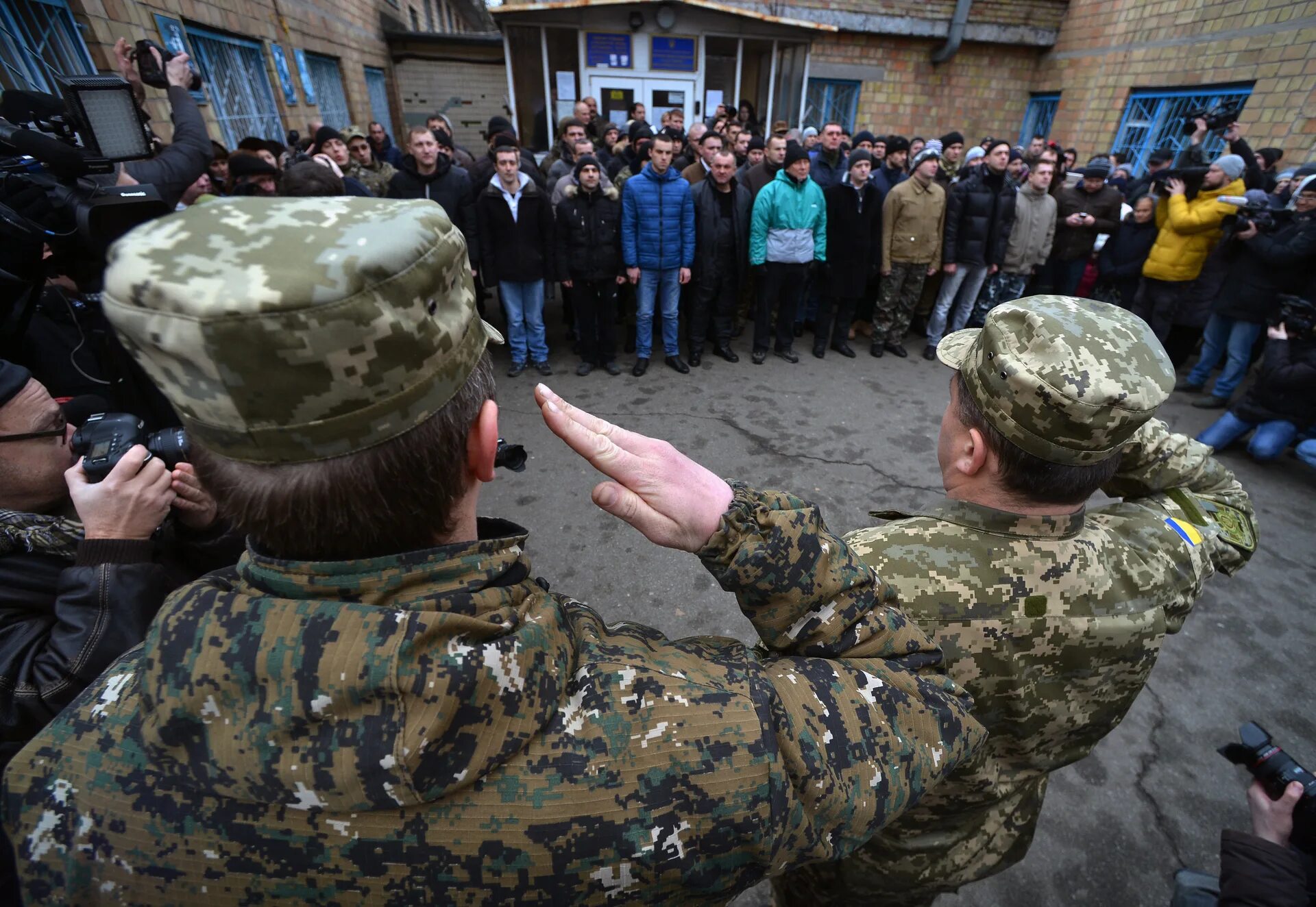 На украине ловят. Замминистра обороны Украины маляр. Мобилизация на Украине. Военкомат Украина.