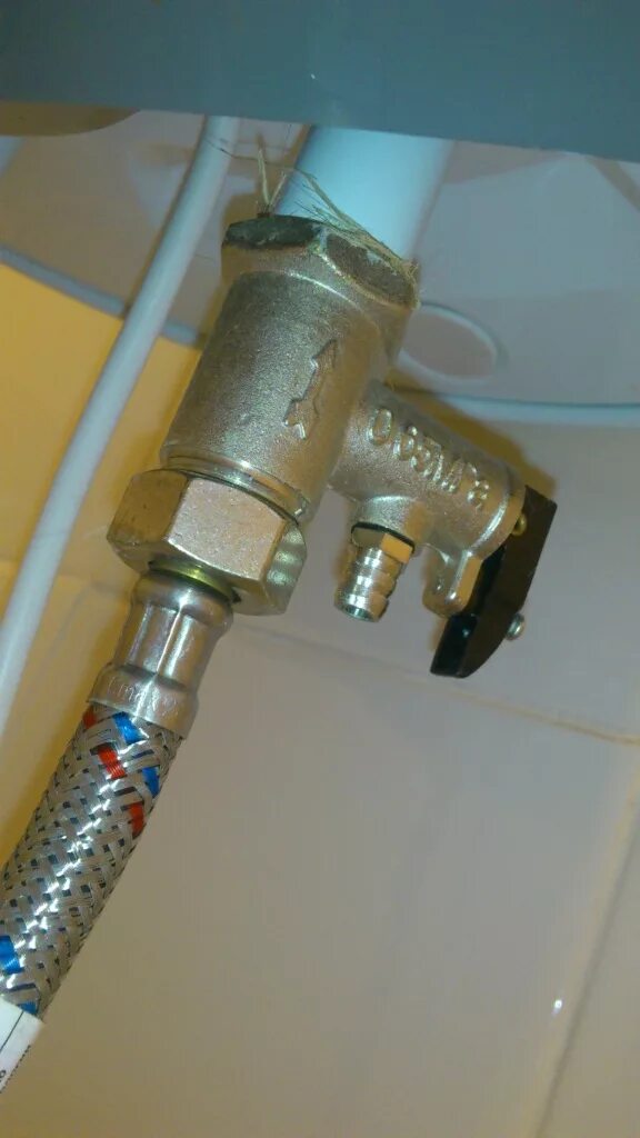 Накопительный водонагреватель подсоединяется гибкой подводки. Клапан предохранительный для водонагревателя подкапывает. Тройник для водонагревателя. Подводка к водонагревателю.