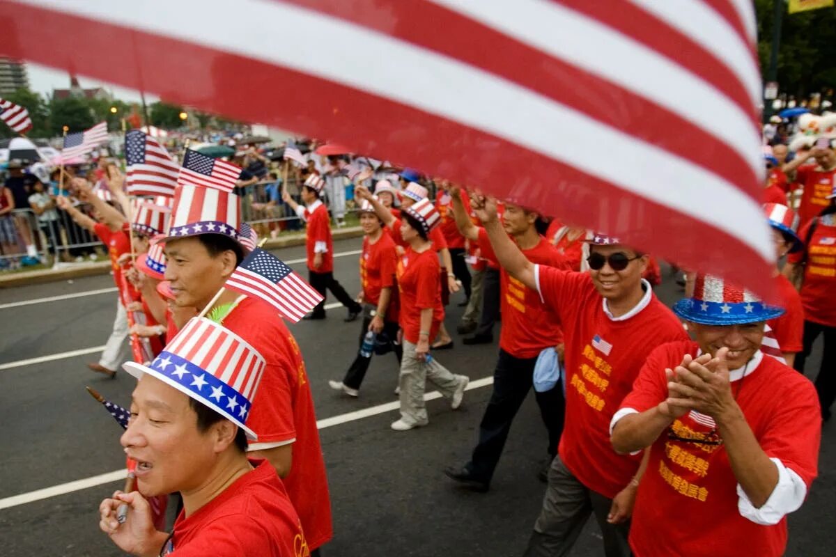 Парад в америке. Парад в США. 4 Июля праздник в США. Парад американских студентов. Парад с флагами.
