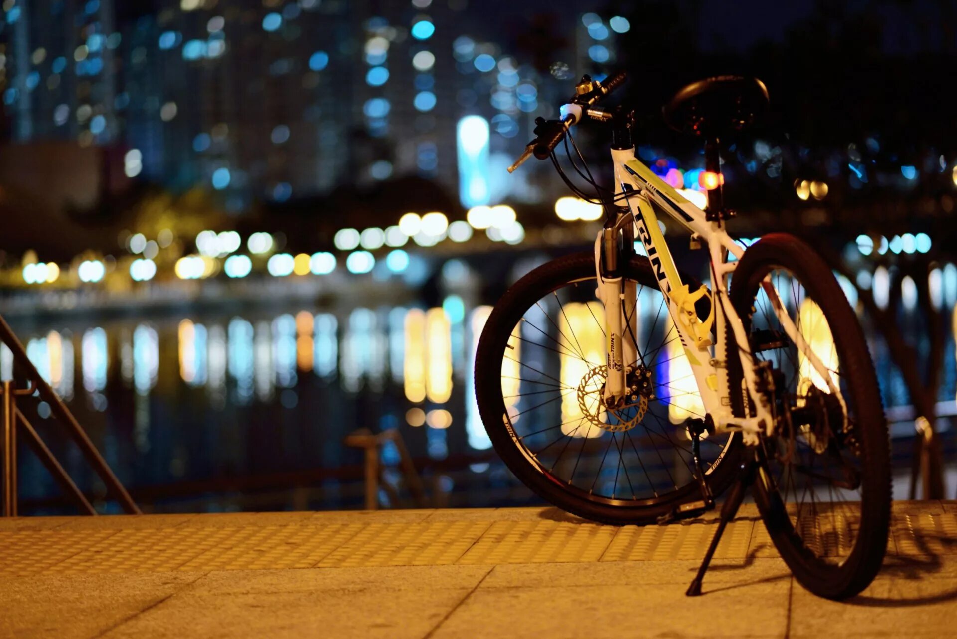 Bike night. Красивые велосипеды. Велосипед вечером. Велосипед на улице. Велосипед в городе.