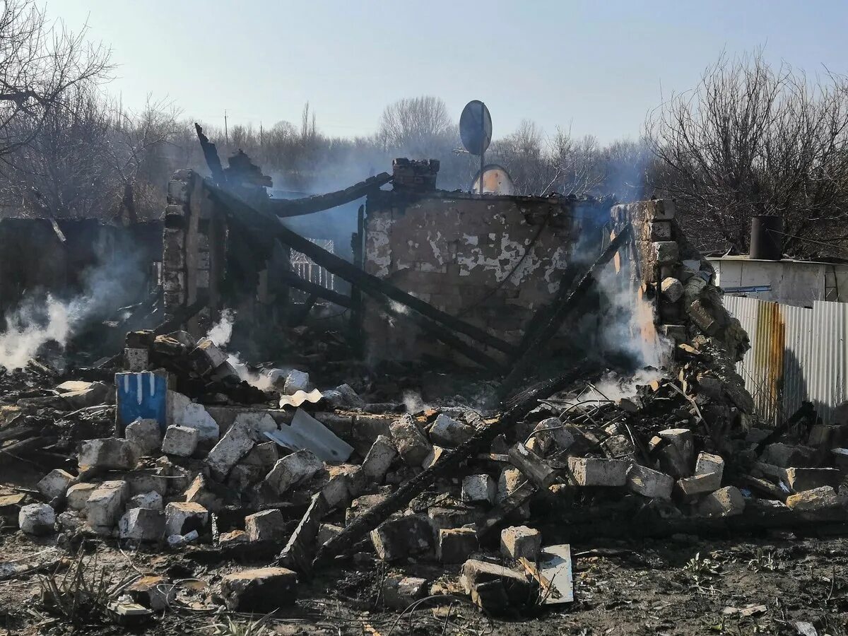 Обстрел областей со стороны украины сегодня. Луганская область обстрелы. Разбомбленный дом в Луганске. Разрушенные дома Донбасса и Луганска.