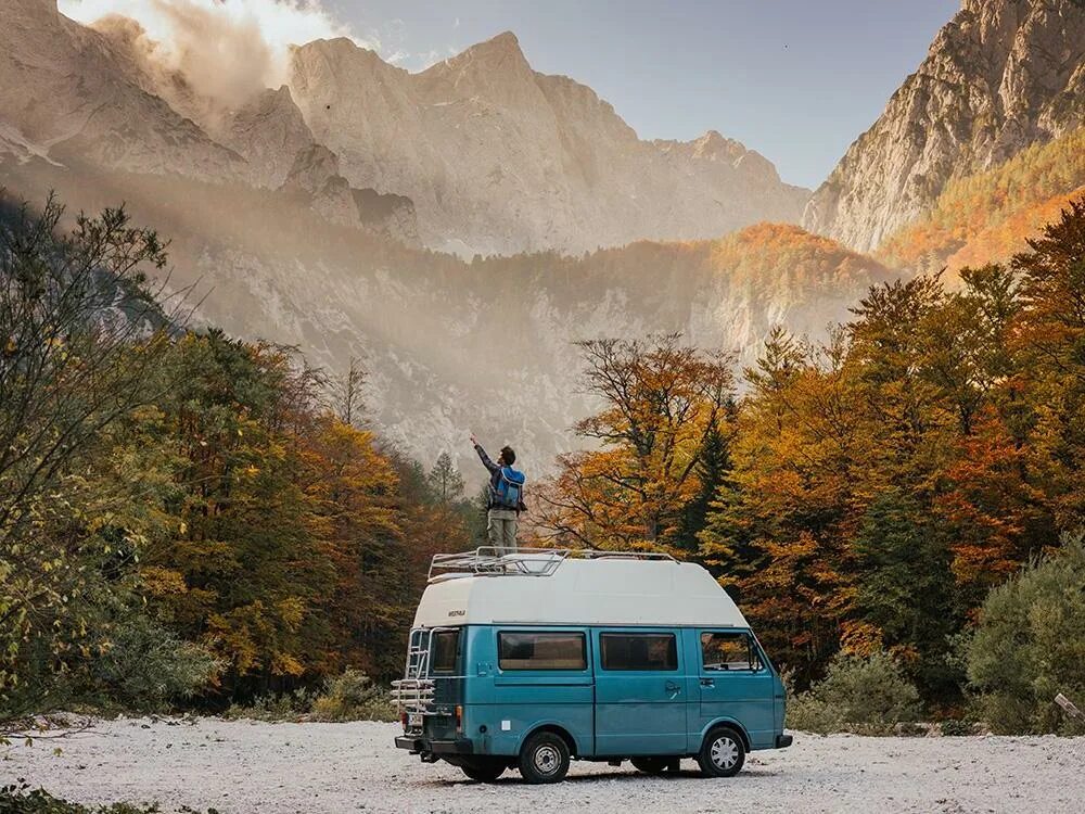 Походный оптимист фургон в горах. Volkswagen Camper в горах. Road trip кэмпер. Автобус в горах. Ретро автобус в горах.