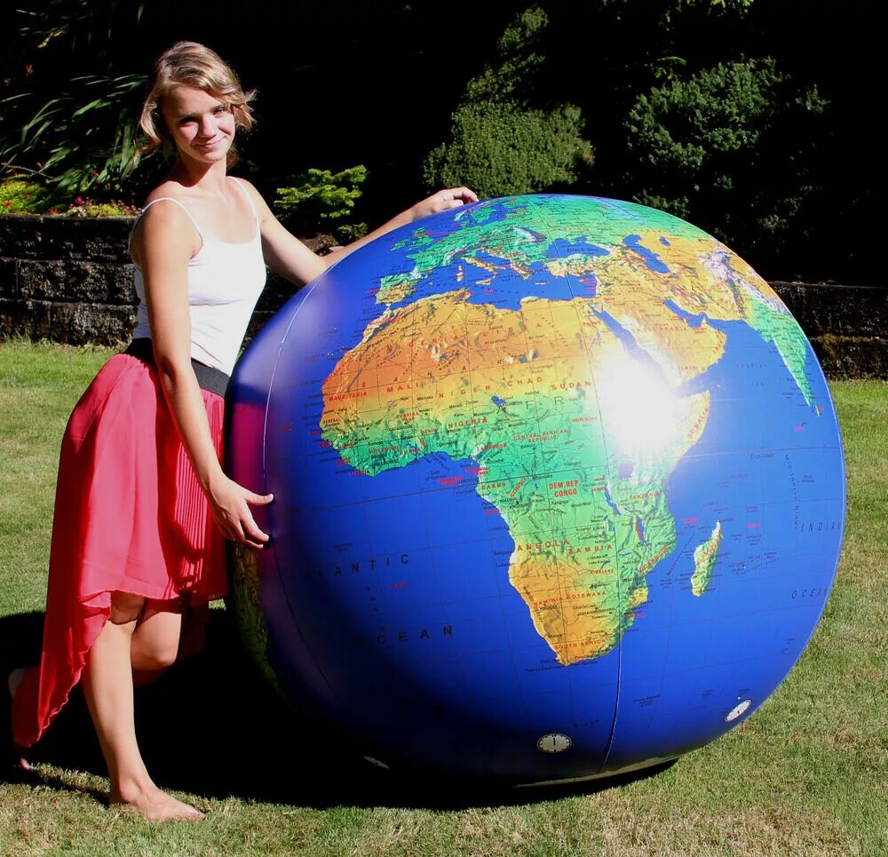 Мяч земля большой. Надувной земной шар. Надувной шар Глобус. Девушка на земном шаре. Надувной мяч в виде земли.