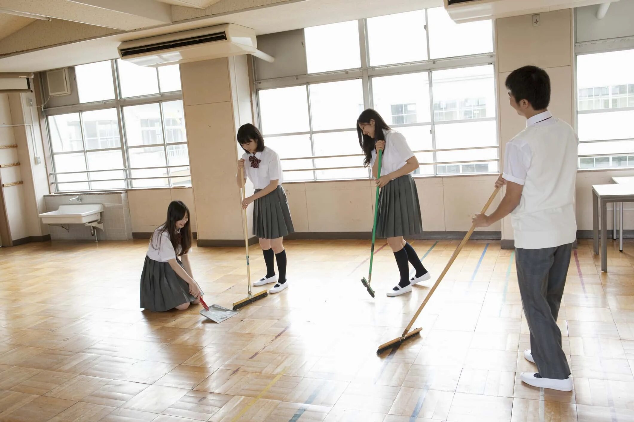 The clean the classroom. Clean the classroom. school in japan cleaning. japanese school cleaning. japanese pupils clean schools.