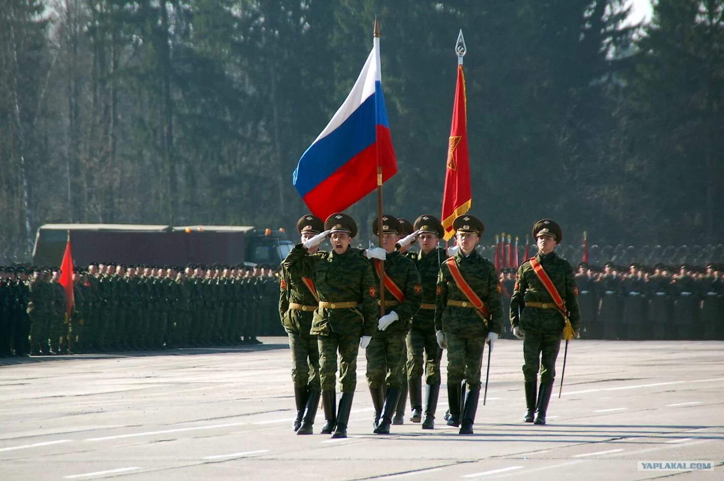 Знамена выносятся. Знаменная группа Преображенского полка. Вынос боевого Знамени воинской части РФ. Военное Знамя. Военные парады со знаменами.