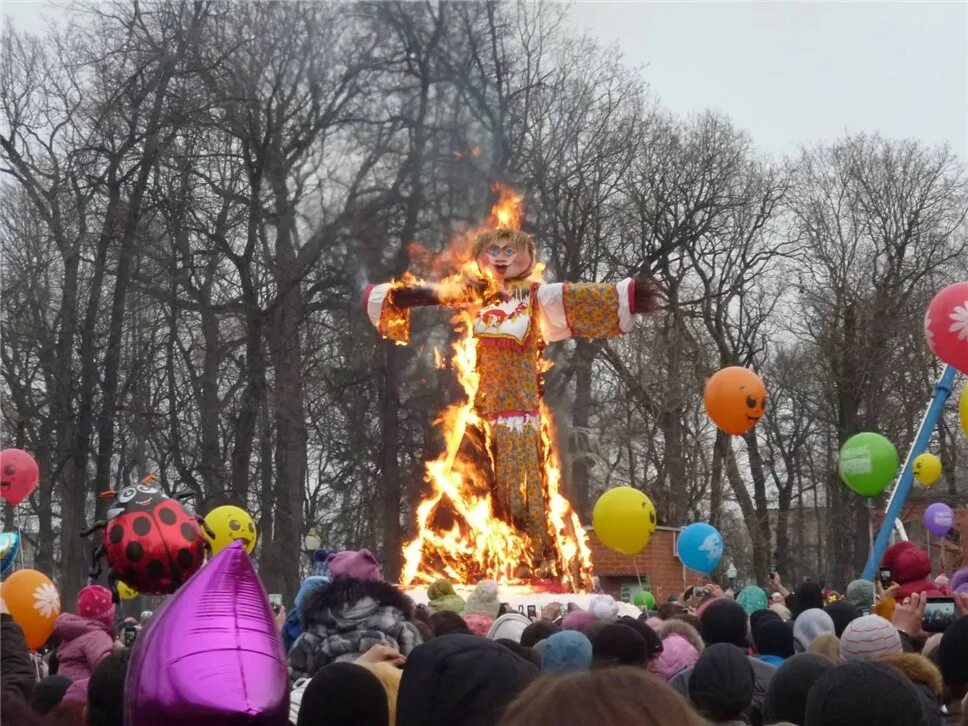 Кого жгут на масленицу. Сжигание чучела Масленицы 2023 Ярославль. Сожжение чучела на Масленицу. Чучело на проводы зимы. Праздник проводы зимы.