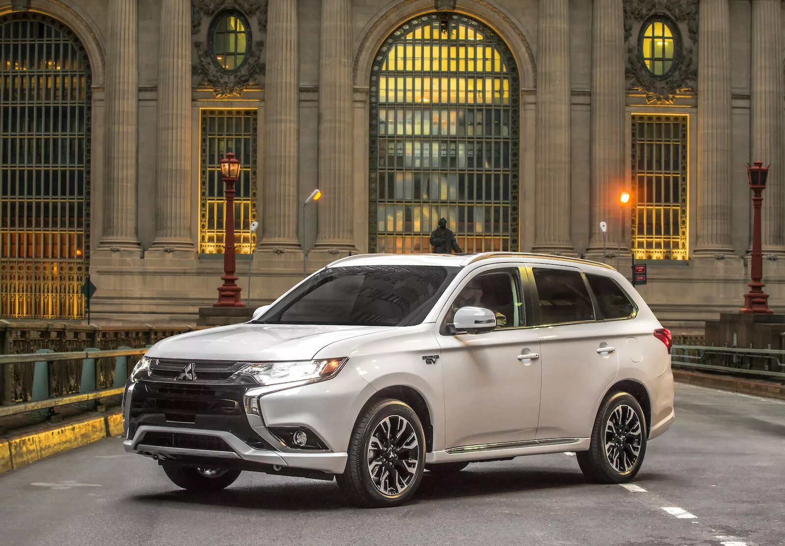 Mitsubishi outlander 2017. Митсубиси Аутлендер 2017. Mitsubishi Outlander 2022. Мицубиси Outlander PHEV 2017. Мицубиси Аутлендер 2017 PHEV.