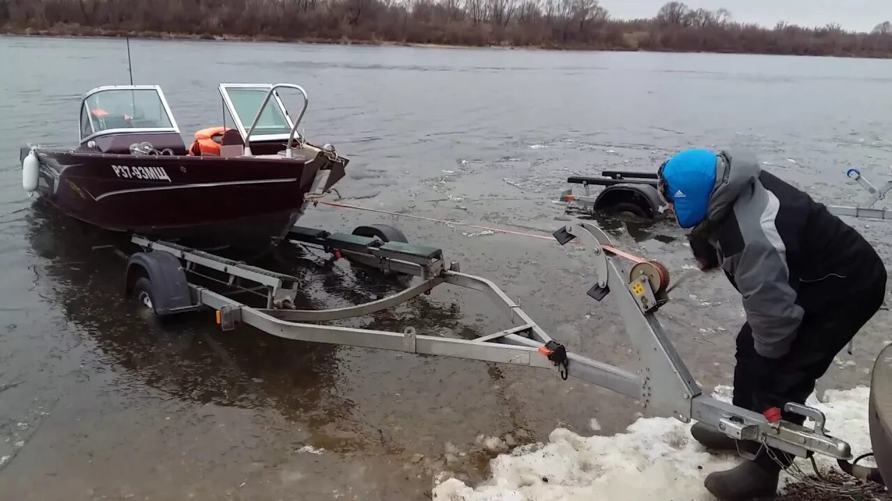 Приспособление для спуска лодки на воду. Спуск для катера. Тележка для спуска лодки на воду. Спуск лодки с прицепа на воду.