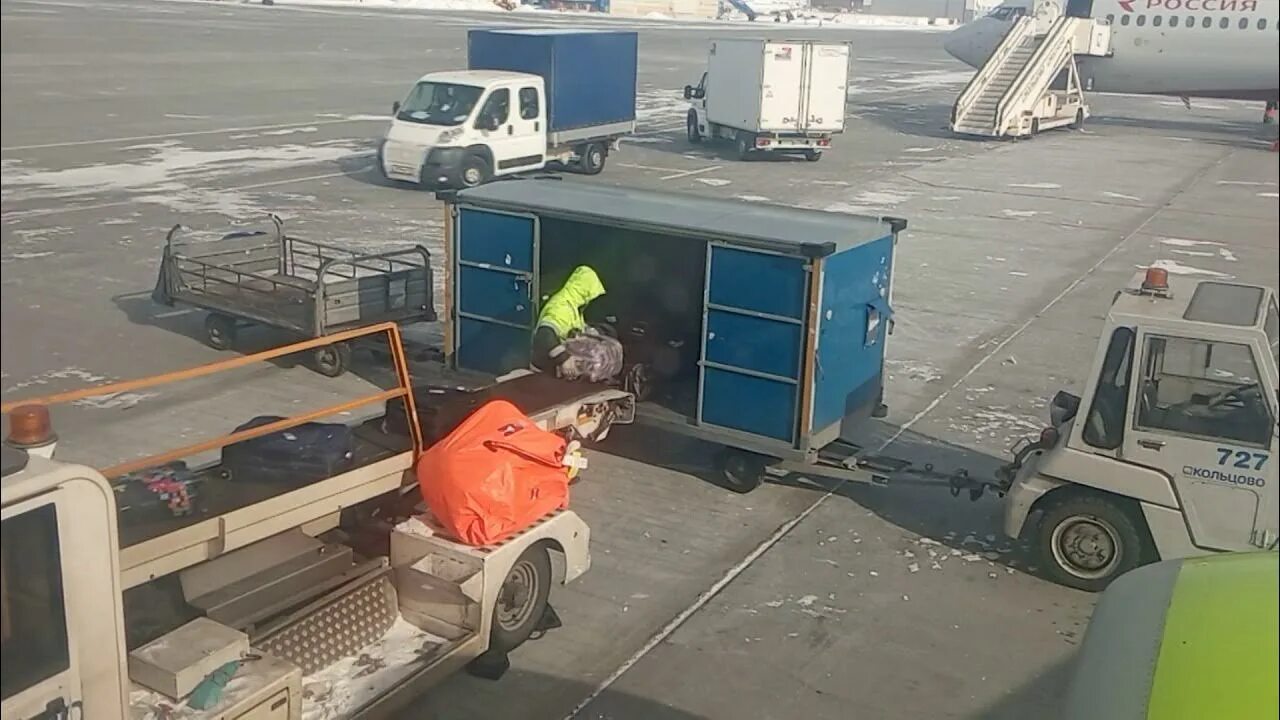 Груз часть 5. Разгрузка самолета. Разгрузка багажа в аэропорту. Разгрузка самолета в аэропорту. Выгрузить багаж.