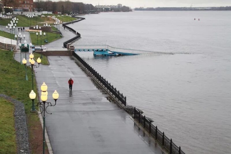 Уровень волги в ярославле сегодня. Набережная Рыбинск водохранилище. Набережная Волги Рыбинск. Волжская набережная Рыбинск. Нижний ярус набережной Волги Ярославль.