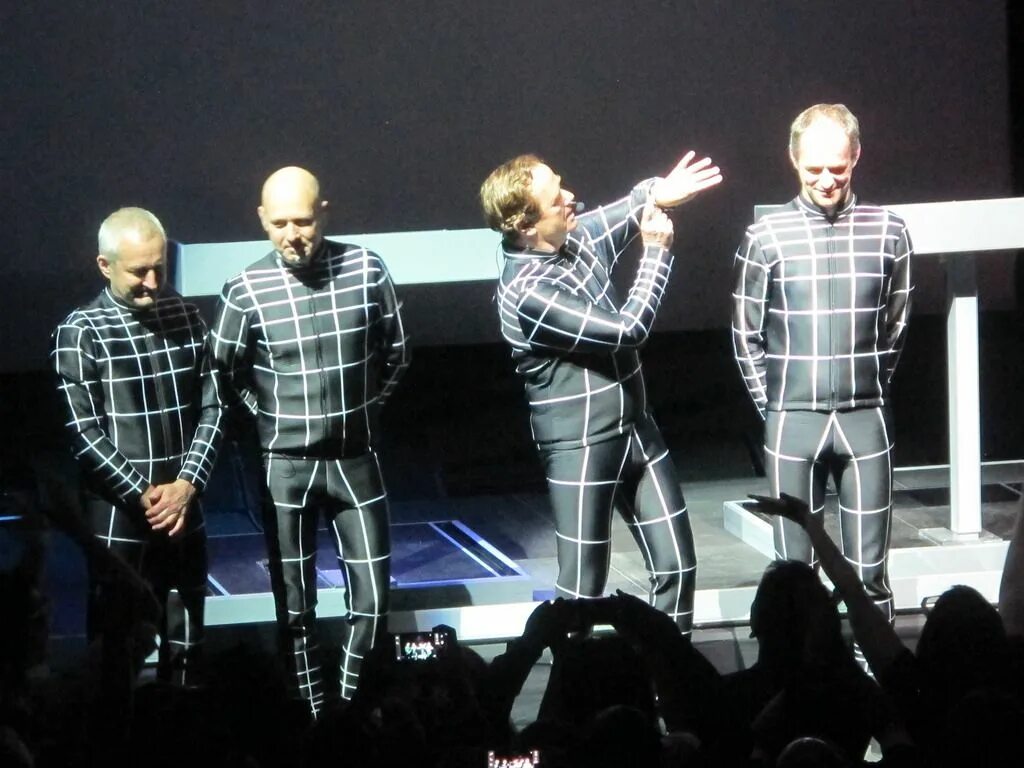 Крафтверк робот. Группа kraftwerk. крафтверк фриц хильперт. крафтверк хеннинг шмиц. kraftwerk концерт.