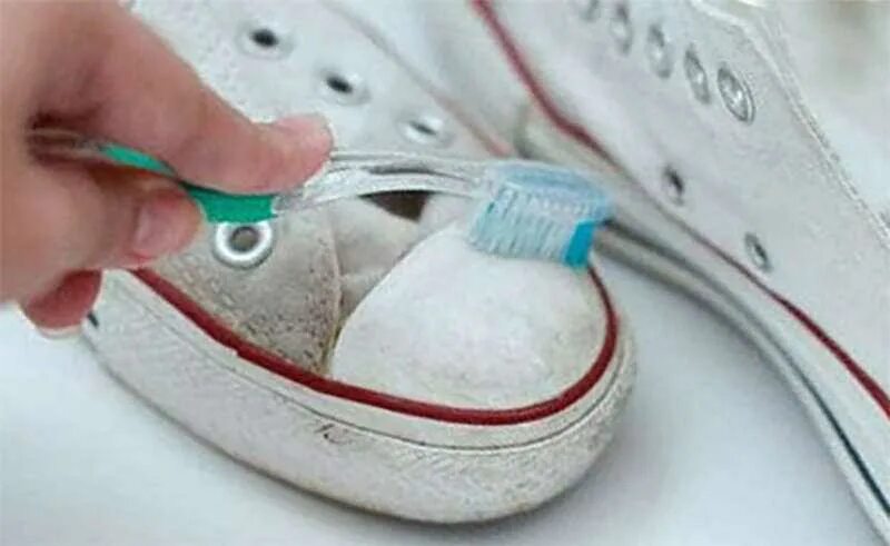Как убрать черные подошвы. Испачканные белые кроссовки. Очистить белую подошву на кроссовках. Отбеливатель для белой обуви. Зубная паста для белой обуви.
