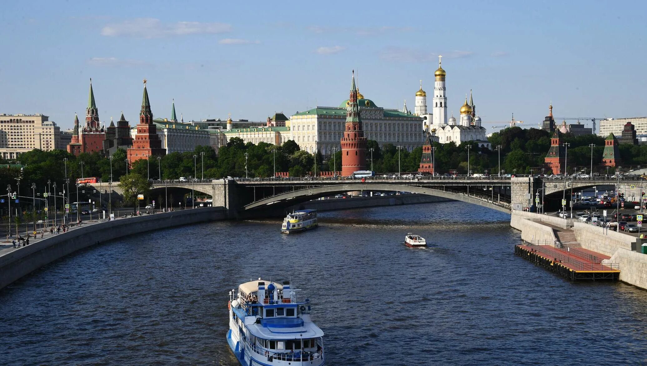 Часто бываешь в москве. Реки Москвы. Москва река в Москве. Москва река и люди. Москва река фото.