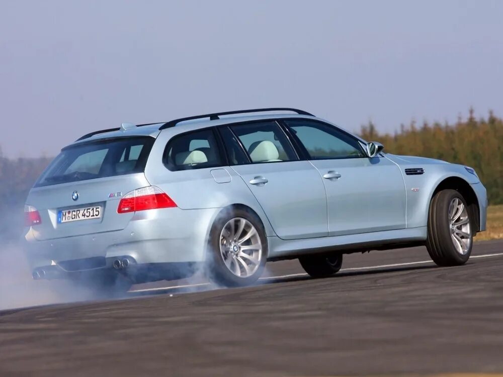Что означает touring. Bmw m5 touring. bmw m5 e61. bmw e61 touring. bmw 5 touring e61.