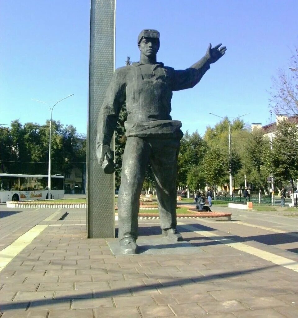 скульптура золотая рыбка l в подольске. подольский рабочий памятник. памятник подольска в подольске. подольск вокзал рабочий памятник. подольск скульптуры.