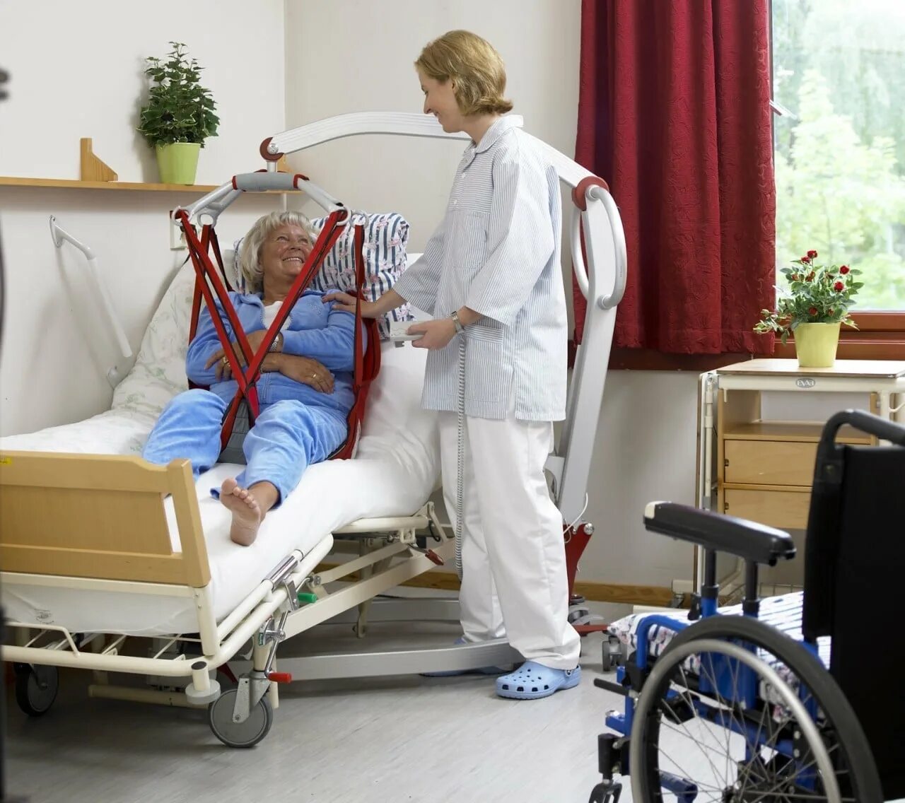 Учреждения по уходу за инвалидами. Перемещение лежачих больных. Оборудование для перемещения тяжелобольного пациента. Коляска для лежачих больных. Уход за пациентом.