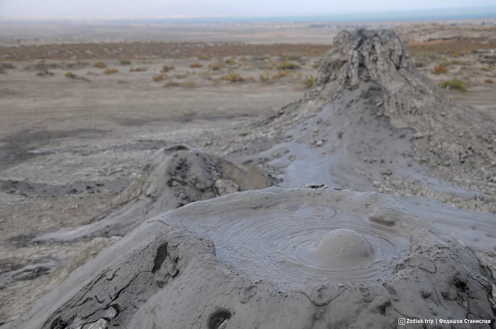 грязевые вулканы краснодарского. грязевые вулканы таманского полуострова. вулкан шуго анапа извержение. грязевые вулканы краснодарского. грязевой вулкан тамань.