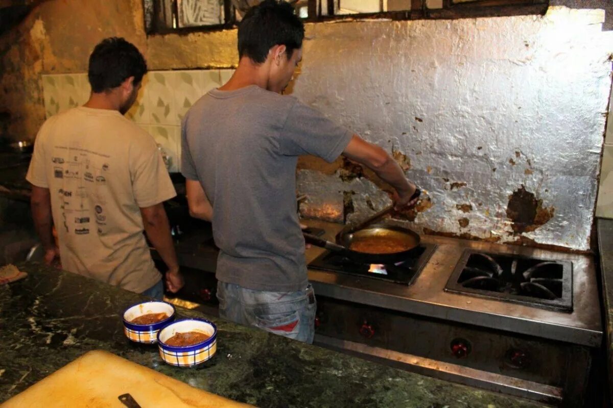 Могу варить в твоей хате. Грязная кухня ресторана. Ужасная кухня в ресторане. Самые антисанитарные кухни в ресторанах. Плохая кухня.