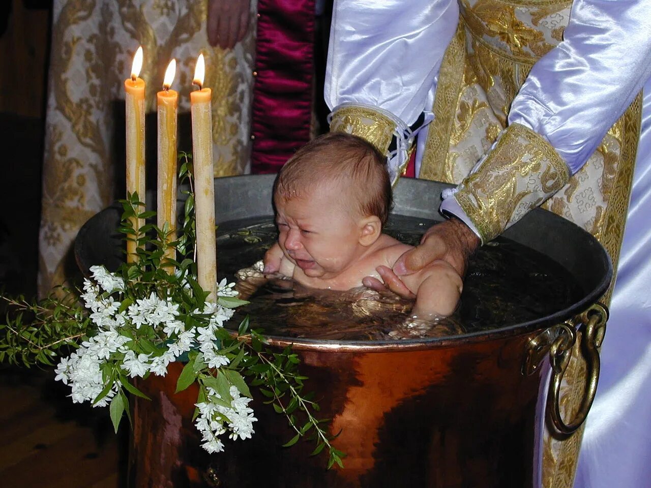 Таинство крещения в православной церкви. Купель для крещения младенцев. Крещение младенцев в православии. Купель на крещение.