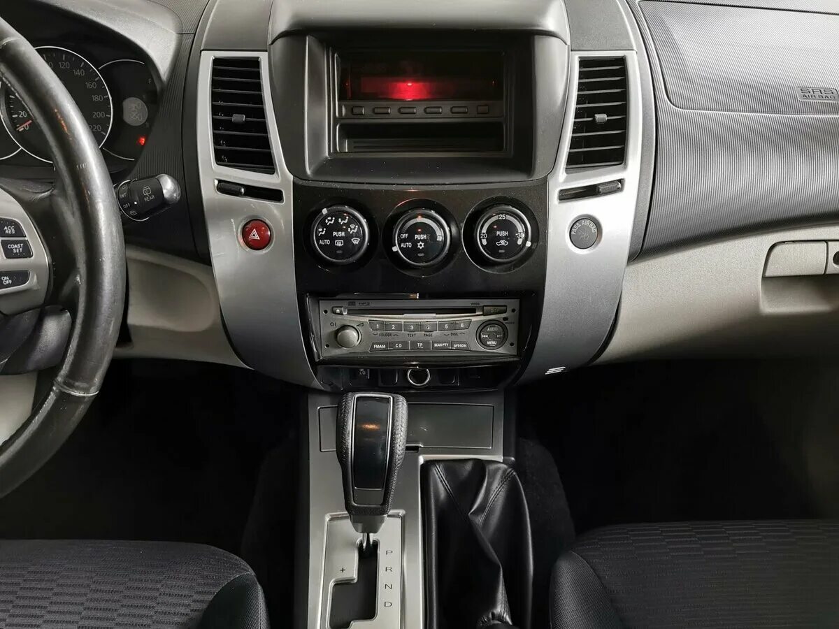 Pajero sport 2014 салон. Mitsubishi pajero sport 2. 5 дизель. Mitsubishi pajero sport 2 салон. паджеро спорт 2 дизель 2.