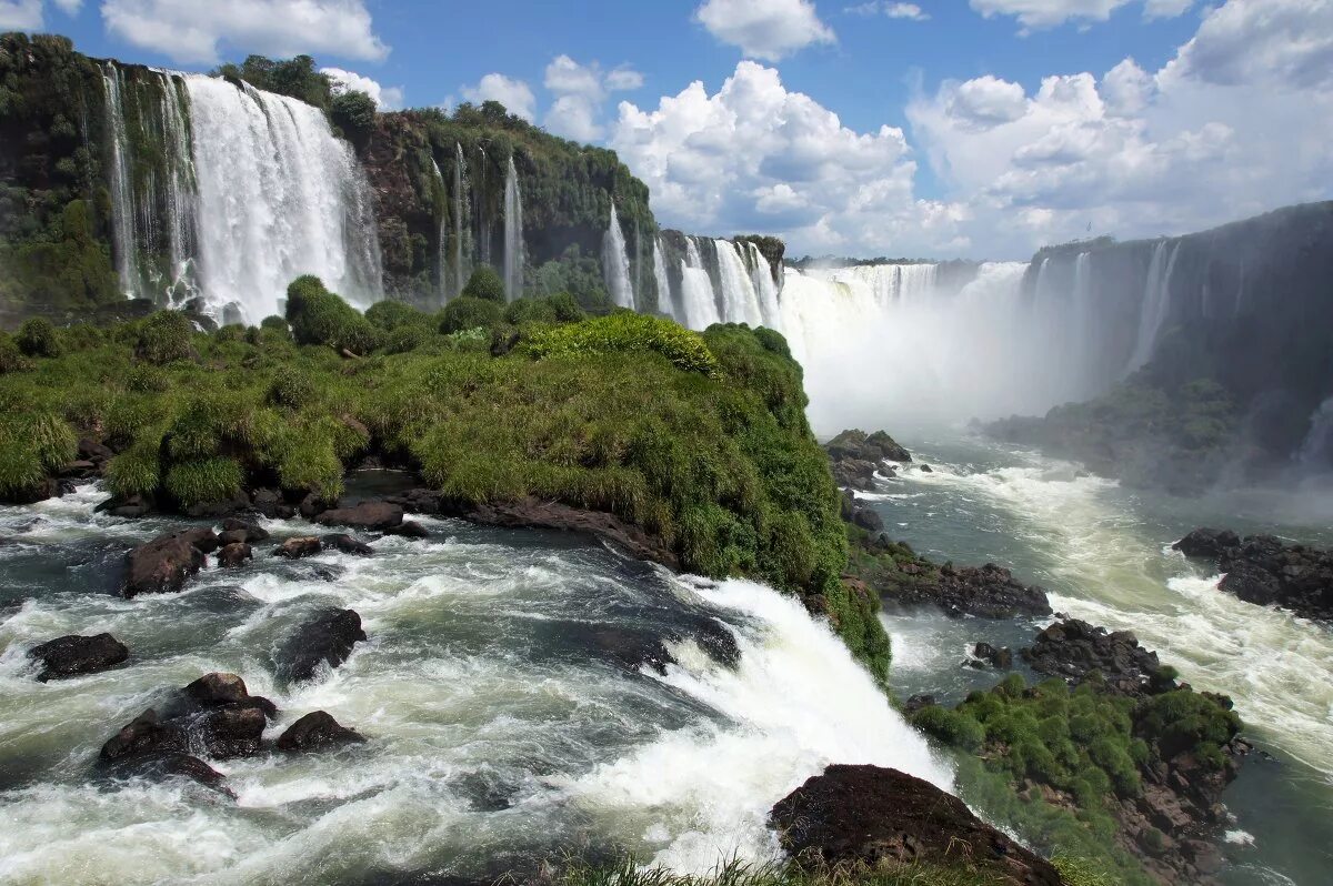 Игуасу это. Водопад Игуасу. Водопад Игуасу в Южной Америке. Водопады: Анхель и Игуасу.. Каскад водопадов Игуасу.