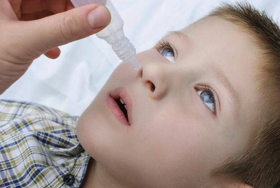 Закапывание кали в нос. Закапывание капель в нос. Закапывание капли в глаза. Порядок закапывания капель в нос. Закапали взрослыми каплями нос ребенку.