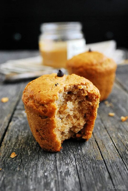 кекс с мужиком. обожрался кексов. сладости. ест кекс. малыш ест торт.