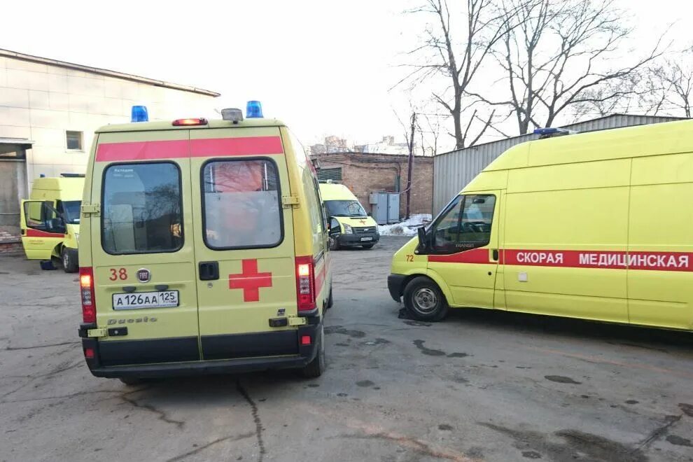 Номера экстренных служб с сотового телефона. Вызов скорой помощи. Вызов экстренных служб с мобильного телефона. Номера телефонов экстренной помощи с мобильного. Скорая с мобильного телефона владивосток.