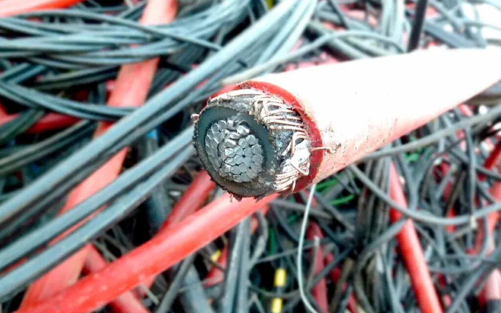 Лом алюминиевого кабеля (силовой в изоляции). Свинцовый медный кабель 240 высоковольтный. Лом меди в силовом кабеле (более 50 мм2). Металлолом кабель.