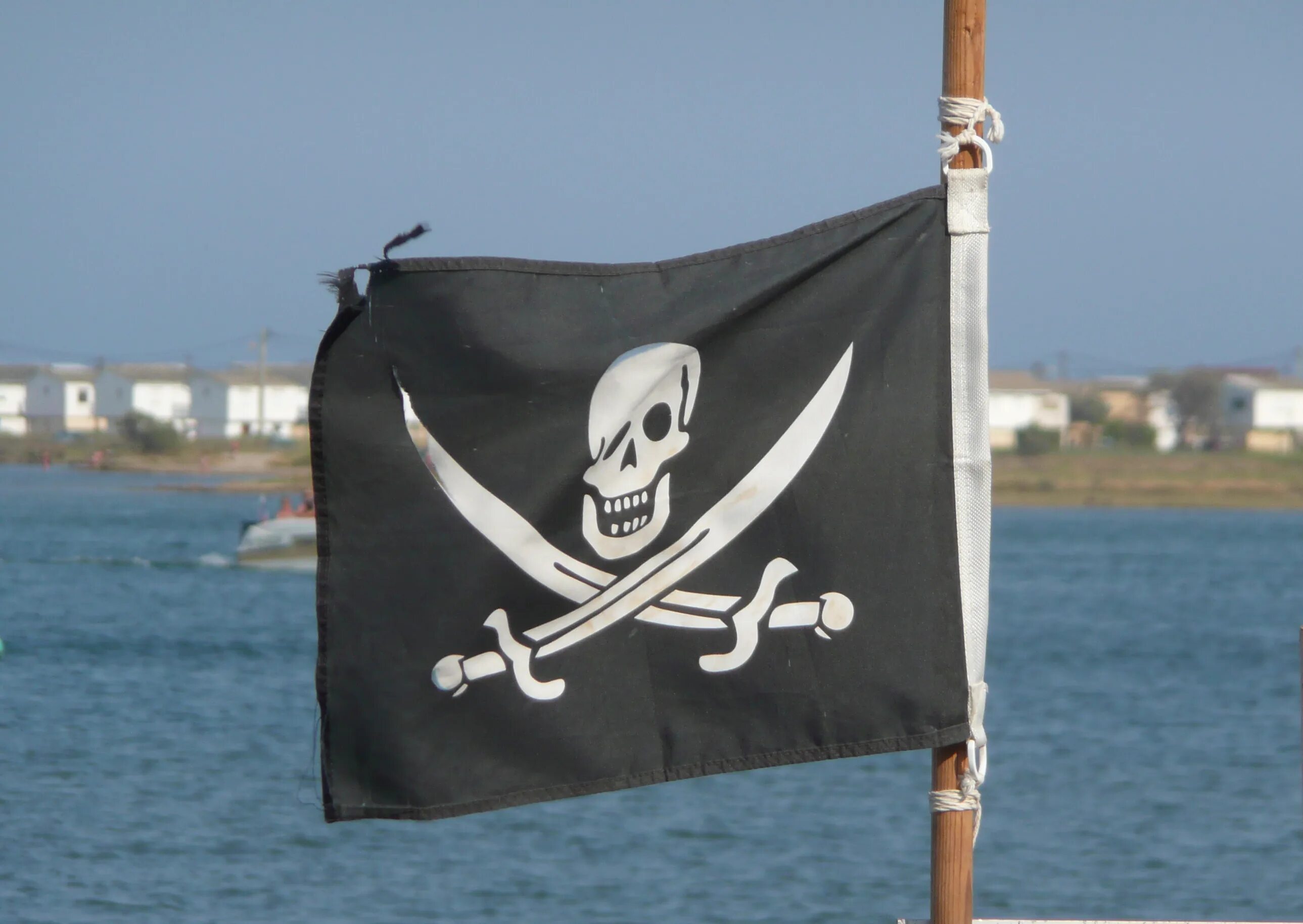 Право флага судна. Флаг сомалийских пиратов. Морское пиратство. Современные пираты. Пиратский флаг современный.