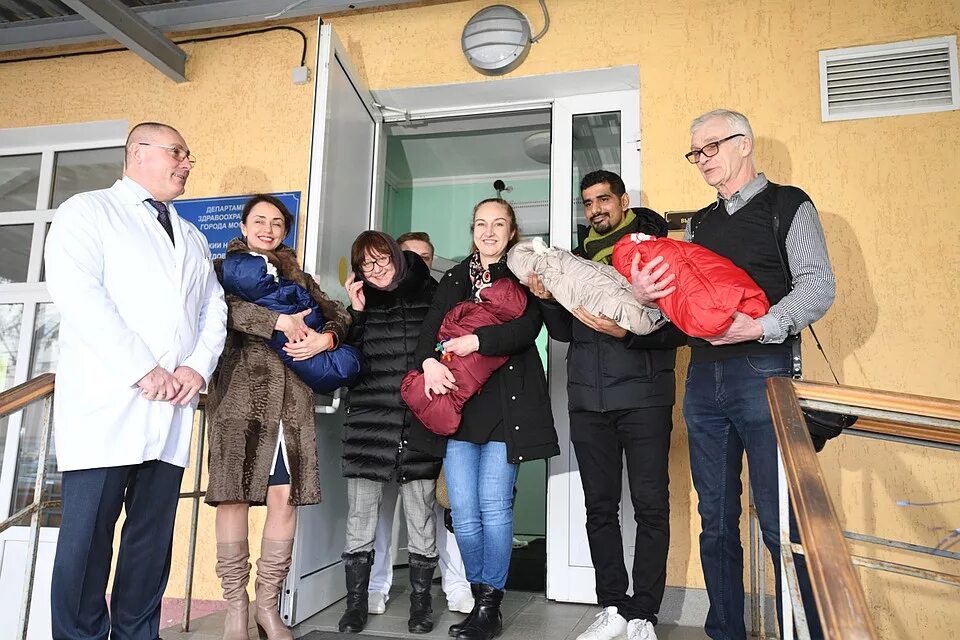 В москве родилась четверня. Четверняшки в России. Четверняшки в Москве. В Подмосковье родились четверняшки.