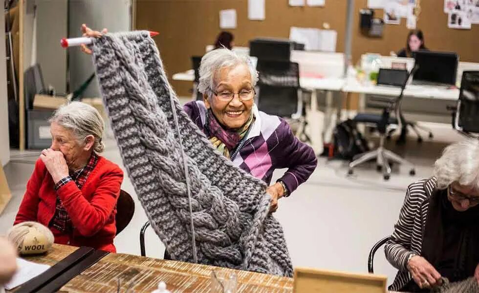 Работа на пенсии женщине на дому. Работа для пенсионеров в москве для женщин после 55. Пенсионеры и компьютер. Работа на пенсии женщине на дому. Работа на пенсии женщине на дому.