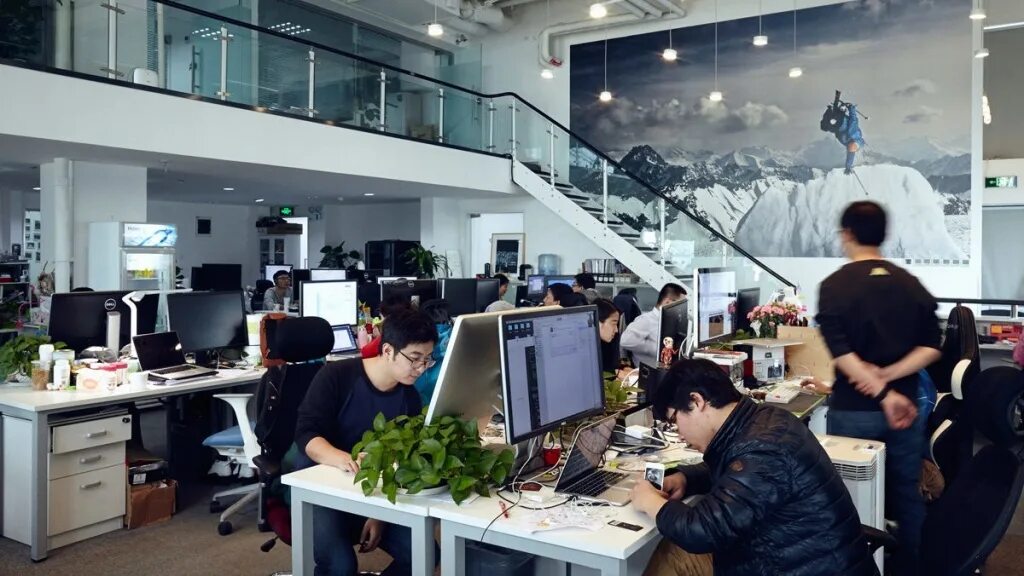 Вакансии для русскоговорящих. Офис в Китае. Китайцы в офисе. Innovation Tech компания Китая. Компактный офис Китай.