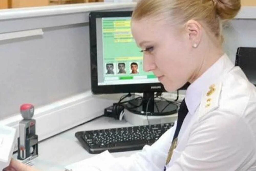 Таможня шереметьево. Тбилиси аэропорт упаковка багажа. Ереван паспортный контроль. Пограничники в аэропорту. Пограничники в аэропорту звартноц.